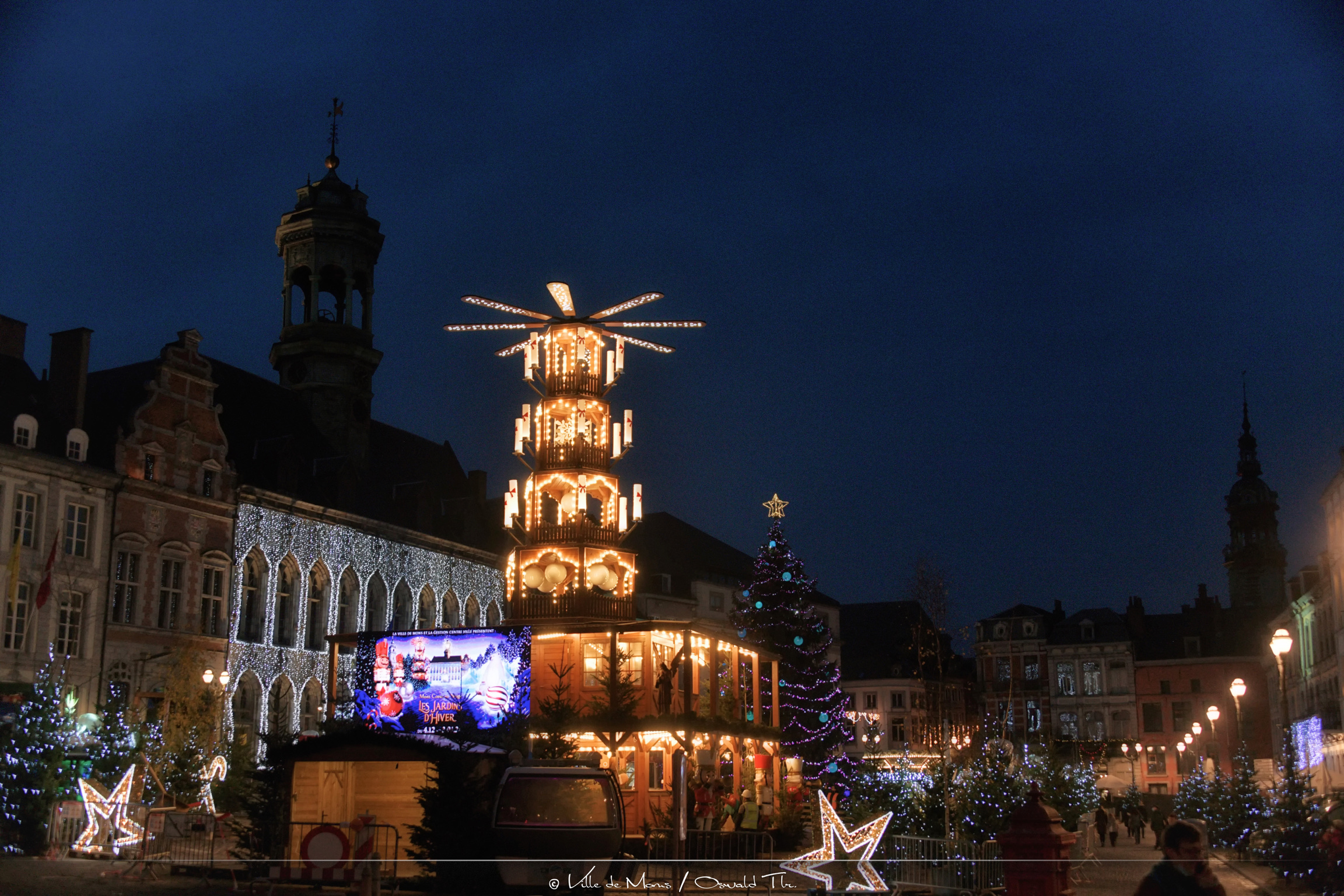 Pyramide de Noël et carrousel – Chalet Event