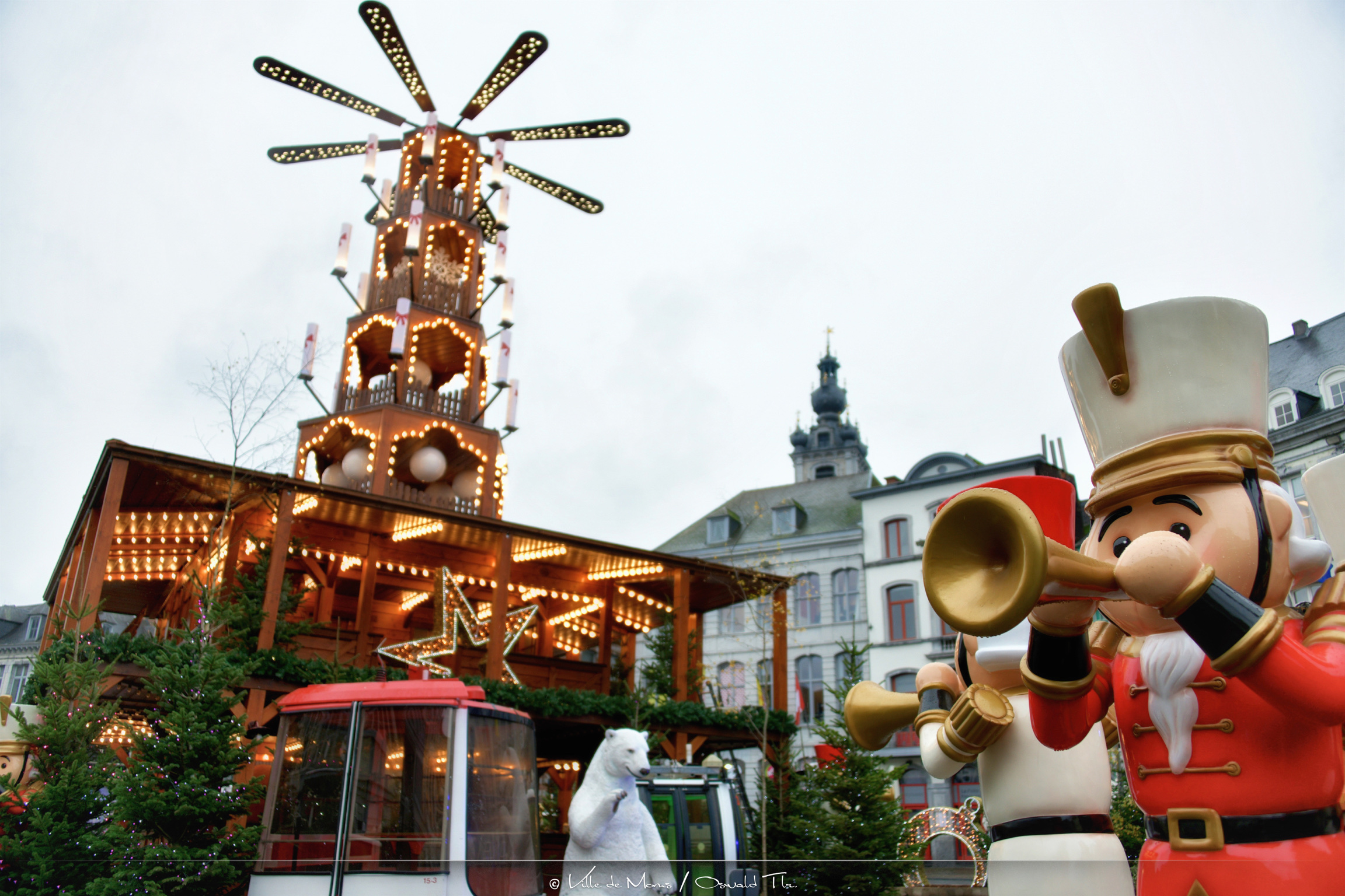 Pyramide de Noël et carrousel – Chalet Event