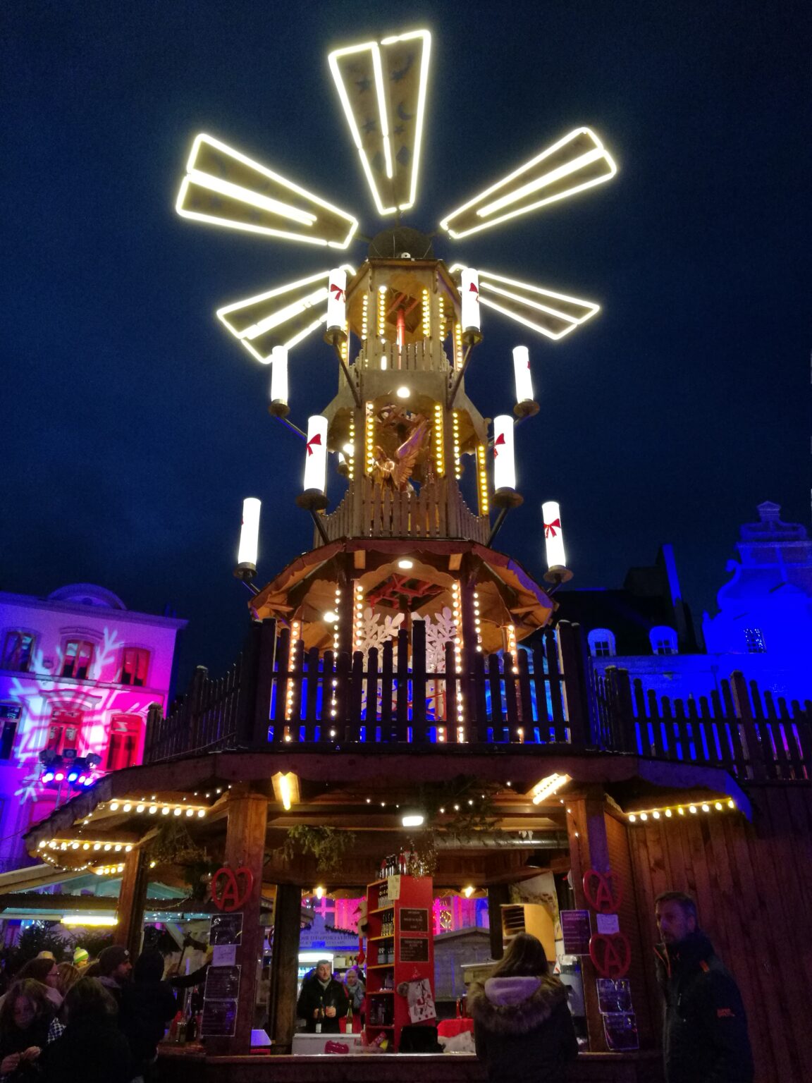 Pyramide de Noël et carrousel – Chalet Event